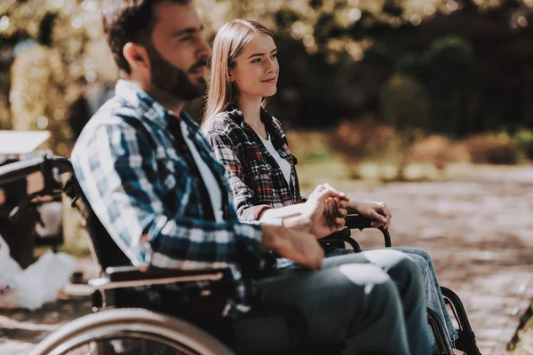 几个残疾人在公园坐轮椅 轮椅上残疾的年轻男子妇女 在夏季公园的日期 浪漫的关系 恢复和医疗保健概念 快乐夫妇 — 图库照片