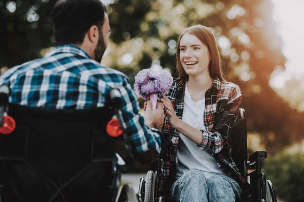 Coppia Disabili Sedia Rotelle Appuntamento Park Giovanotto Con Dei Fiori — Foto Stock