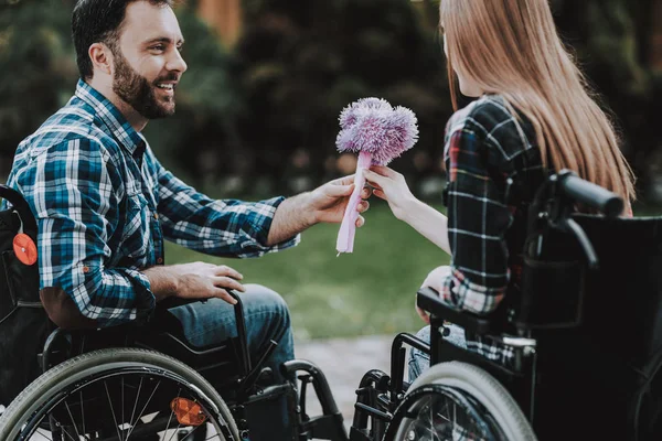 Kilka Osób Niepełnosprawnych Wózkach Inwalidzkich Daty Parku Młody Człowiek Kwiatami — Zdjęcie stockowe