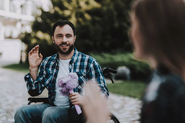 Pareja Personas Con Discapacidad Sillas Ruedas Parque Joven Discapacitado Mujer — Foto de Stock