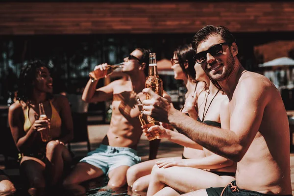 Young Friends Alcoholic Drinks Poolside Group Young Smiling People Holding — Stock Photo, Image