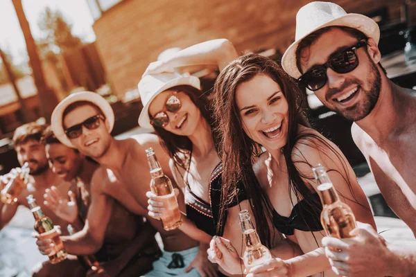 Jonge Vrienden Met Alcoholische Dranken Bij Zwembad Groep Glimlachend Jongeren — Stockfoto