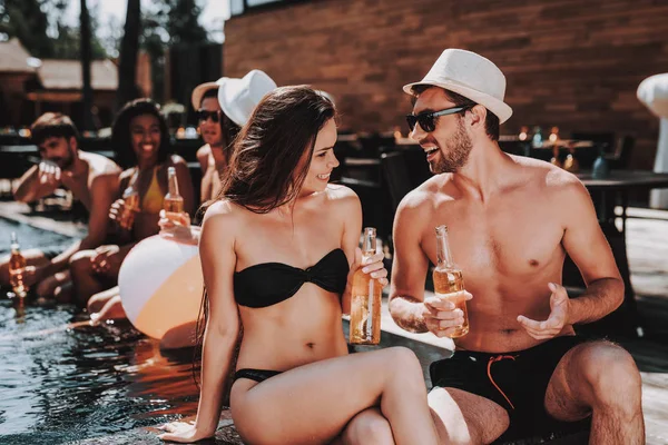 Lachende Paar Met Alcoholische Dranken Bij Zwembad Mooie Jonge Paar — Stockfoto