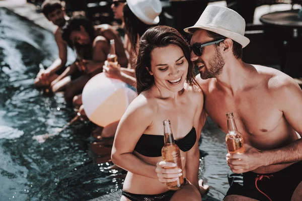 Smiling Couple Alcoholic Drinks Poolside Beautiful Young Couple Holding Bottles — Stock Photo, Image