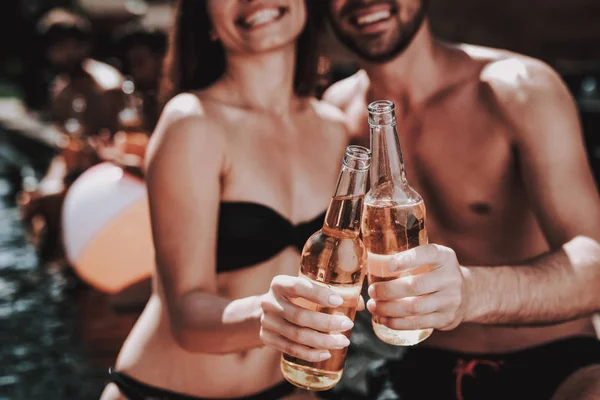 Coppia Sorridente Con Bevande Alcoliche Bordo Piscina Primo Piano Bella — Foto Stock