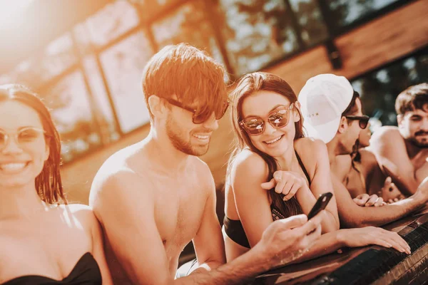Young Smiling Friends Using Smartphone Poolside Group Young Happy People — Stock Photo, Image