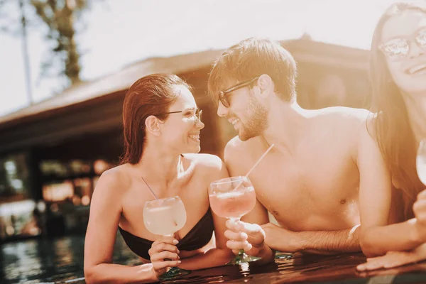 Pareja Joven Sonriente Con Cócteles Piscina Grupo Jóvenes Felices Sosteniendo — Foto de Stock