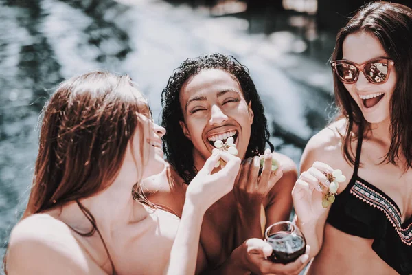 Jeunes Femmes Souriantes Buvant Vin Bord Piscine Groupe Jeunes Gens — Photo