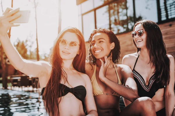 Young Women Bikini Taking Selfie Poolside Group Young Smiling Friends — Stock Photo, Image