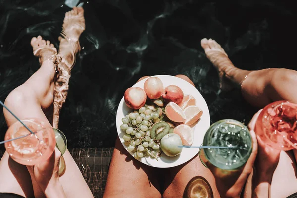 Junge Frauen Mit Früchten Und Cocktails Pool Nahaufnahme Einer Gruppe — Stockfoto