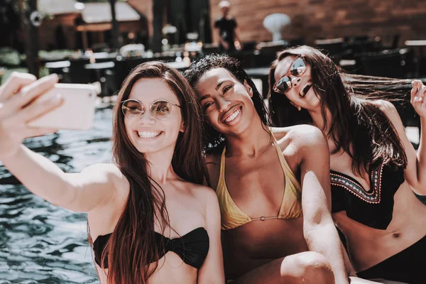 Young Women Bikini Taking Selfie Poolside Group Young Smiling Friends — Stock Photo, Image