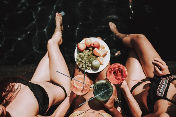 Wanita Muda Dengan Buah Dan Koktail Poolside Top View Group — Stok Foto