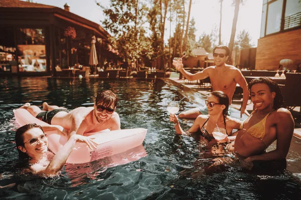 Grupo Jóvenes Felices Nadando Piscina Jóvenes Amigos Sonrientes Con Gafas — Foto de Stock