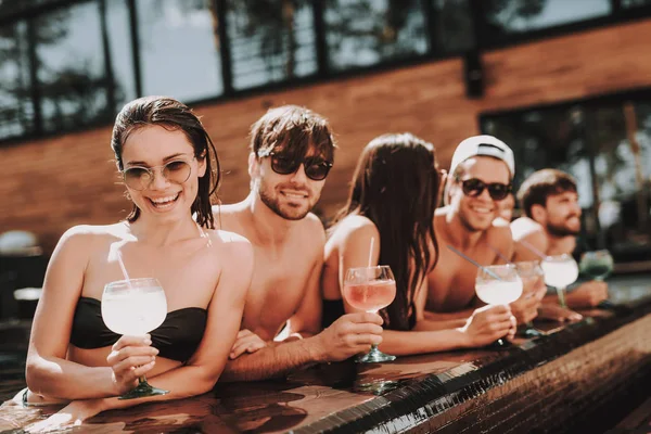 Jeunes Amis Souriants Avec Cocktails Bord Piscine Groupe Jeunes Gens — Photo