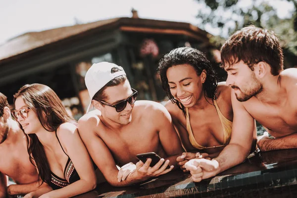 Jóvenes Amigos Sonrientes Usando Smartphone Piscina Grupo Jóvenes Felices Hablando — Foto de Stock