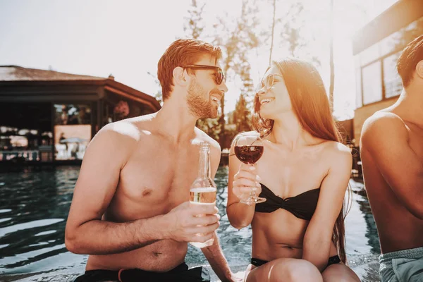 Joven Pareja Sonriente Bebiendo Vino Piscina Grupo Jóvenes Felices Sentados — Foto de Stock