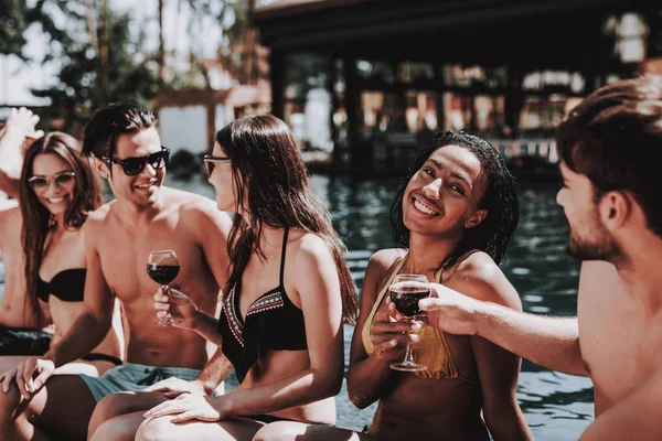 Jeunes Amis Souriants Buvant Vin Bord Piscine Groupe Jeunes Gens — Photo