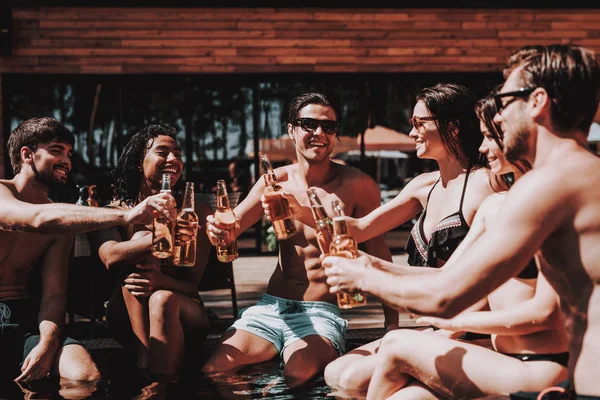 Jovens Amigos Com Bebidas Alcoólicas Piscina Grupo Jovens Sorridentes Segurando — Fotografia de Stock