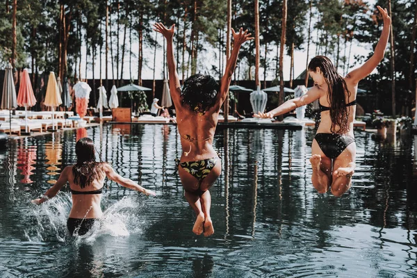 Grupo Mujeres Jóvenes Saltando Piscina Jóvenes Amigos Felices Divirtiéndose Saltando — Foto de Stock