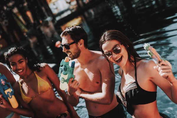 Jeunes Gens Souriants Dans Piscine Avec Des Fusils Eau Jeunes — Photo