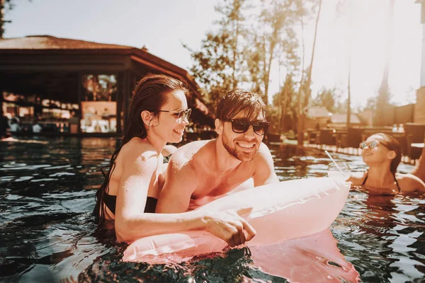 Genç Çift Mutlu Dinlenme Şişme Havuzu Genç Gülümseyen Arkadaşlar Güneş — Stok fotoğraf