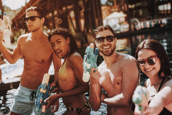 Jeunes Gens Souriants Dans Piscine Avec Des Fusils Eau Jeunes — Photo