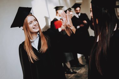 Neşeli. Kutlama. Kap. Architecture.Happiness. Asyalı kız. İstihbarat. Diploma. Ayakta. Koridor. Üniversitesi. Elbiseler. Mezunu. Mutlu. İyi bir ruh hali. Üniversitesi. Kampüs. Bilgi. Harç kurulu.