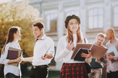 Üniversitesi. Bilgi. Kızıl saçlı. Kahve. Mutlu. Üniversitede ayakta. İyi bir ruh hali. Avlu. Kitaplar. Mimarisi. Mutluluk. Kız. İstihbarat. Diploma. Kutlama. Kampüs. Adam arkadaş. Öğrenciler.