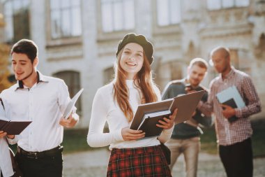 Kampüs. Kitaplar. Kızıl saçlı. Kahve. Mutlu. İyi bir ruh hali. Üniversitesi. Bilgi. Avlu. Mimarisi. Mutluluk. Kız. İstihbarat. Diploma. Kutlama. Adam arkadaş. Üniversitede ayakta. Öğrenciler.