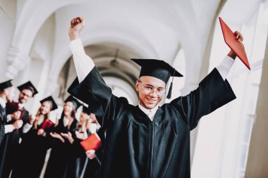 Diploma. Üniversitesi. Adam. Manto. Üniversitesi. Sınıf arkadaşları. Neşeli. Kutlama. Mutluluk. İstihbarat. Mezunu. Mutlu. İyi bir ruh hali. Üniversitesi. Kap. Kampüs. Mimarisi. Adam bilgi.