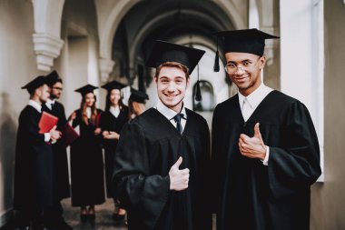Çok iyi. Sınıf arkadaşları. Çocuklar. Manto. Üniversitesi. Neşeli. Kutlama. Mutluluk. İstihbarat. Diploma. Üniversitesi. Mezunu. Mutlu. İyi bir ruh hali. Üniversitesi. Kap. Kampüs. Mimarisi. Bilgi.