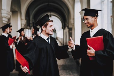 Sınıf arkadaşları. Çocuklar. Manto. Üniversitesi. Neşeli. Kutlama. Mutluluk. İstihbarat. Diploma. Üniversitesi. Mezunu. Mutlu. İyi bir ruh hali. Üniversitesi. Kap. Kampüs. Mimarisi. Adam bilgi.