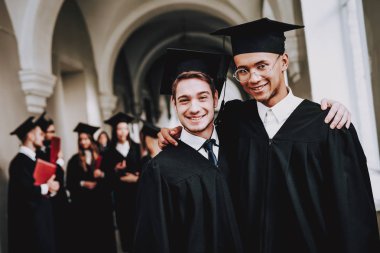 Kap. Çocuklar. Manto. Diploma. Sınıf arkadaşları. Üniversitesi. Neşeli. Kutlama. Mutluluk. İstihbarat. Üniversitesi. Mezunu. Mutlu. İyi bir ruh hali. Üniversitesi. Kampüs. Mimarisi. Adam bilgi.