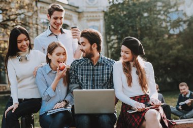 Bilgi. Mimarisi. Serbest. Hippi. Bir grup genç insan. Otur. Avlu. Üniversitesi. Öğrenciler. Beraber ders. İyi bir ruh hali. Dizüstü bilgisayar. Ders kitapları. İyi eğlenceler. Dizüstü bilgisayarlar. Dostluk.