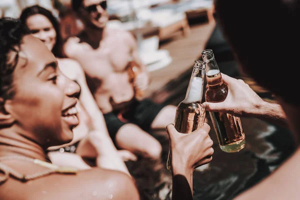 Jeunes Amis Avec Boissons Alcoolisées Bord Piscine Groupe Jeunes Souriants — Photo