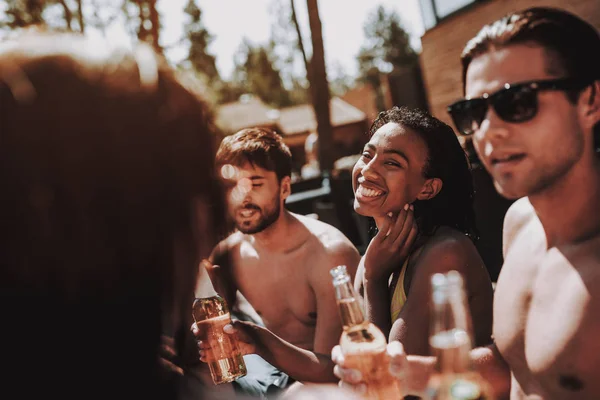 Young Friends Alcoholic Drinks Poolside Group Young Smiling People Holding — Stock Photo, Image