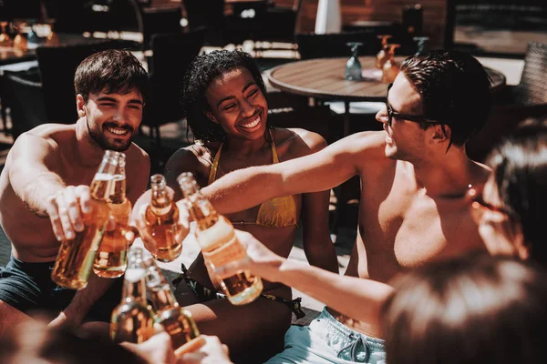 Giovani Amici Con Bevande Alcoliche Bordo Piscina Gruppo Giovani Sorridenti — Foto Stock