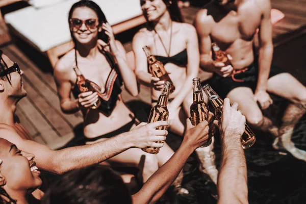 Young Friends Alcoholic Drinks Poolside Group Young Smiling People Holding — Stock Photo, Image