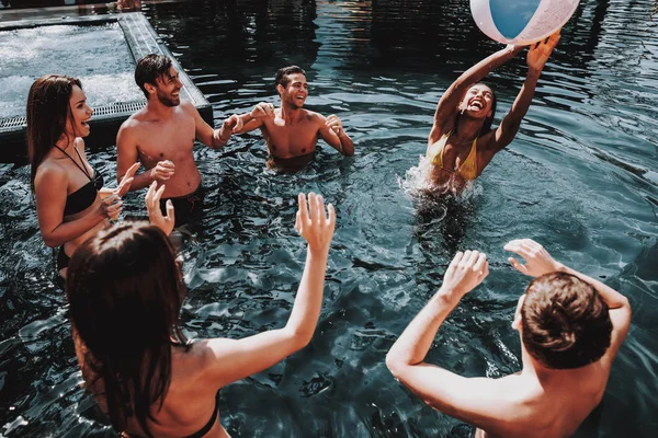 Grupo Jóvenes Amigos Sonrientes Divirtiéndose Piscina Jóvenes Felices Jugando Junto — Foto de Stock