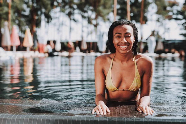 Portrait Young Black Woman Relaxing Pool Beautiful African Girl Bikini — Stock Photo, Image