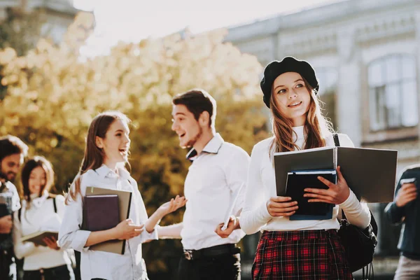 Kızıl saçlı. Kahve. Mimarisi. Mutluluk. Kız. Üniversitede ayakta. Mutlu. İyi bir ruh hali. Üniversitesi. Bilgi. Avlu. Kitaplar. İstihbarat. Diploma. Kutlama. Kampüs. Adam arkadaş. Öğrenciler.