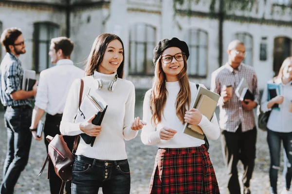 Ragazze Felici Insieme Studenti Cortile Libri Piedi All Universita Buon — Foto Stock