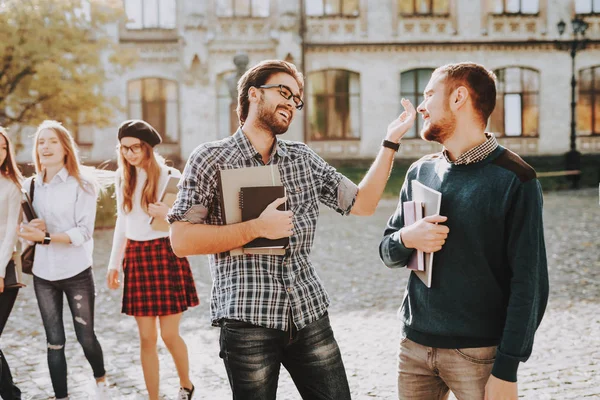 Chiacchiere Ehi Ragazzi Università Conoscenza Libri Piedi All Universita Buon — Foto Stock