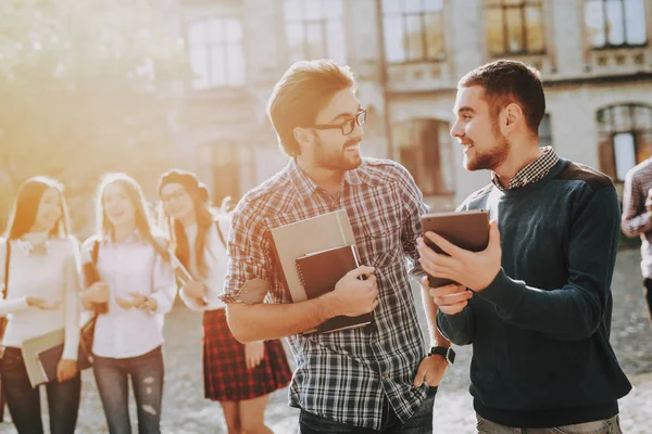 Hof Bücher Halten Notizblock Jungs Stehen Der Universität Gute Laune — Stockfoto