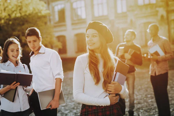 Böcker Rödhårig Kaffe Stående Universitet Lycklig Gott Humör Universitet Kunskap — Stockfoto