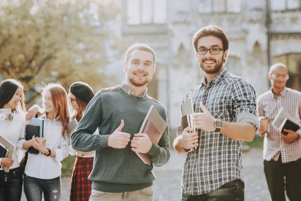 Thumbs Guys Books Standing University Good Mood Intelligence Standing Together — Stock Photo, Image