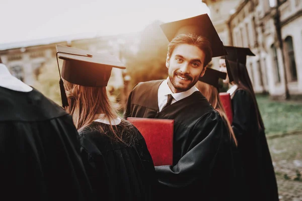 Guy Binnenplaats Mantel Universiteit Klasgenoten Vrolijke Viering Geluk Intelligentie Diploma — Stockfoto