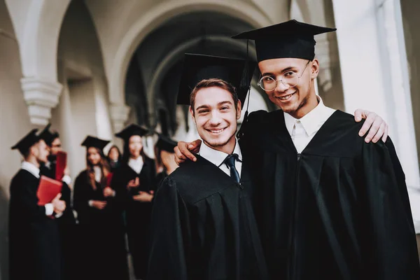 Cap Faceci Płaszcz Dyplomu Koledzy Uniwersytet Wesoły Celebracja Szczęścia Inteligencji — Zdjęcie stockowe