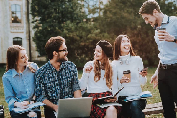 Freelance Hipster Grupa Młodych Ludzi Siedzieć Wiedzy Architektura Dziedziniec Uniwersytet — Zdjęcie stockowe