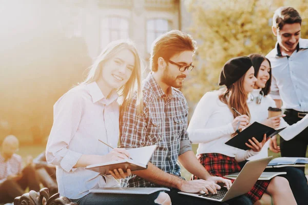 Lady Kunskap Arkitektur Frilans Hipster Grupp Ungdomar Sitt Courtyard Universitet — Stockfoto